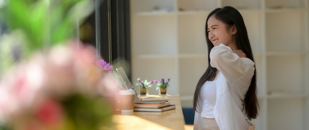 사진 커피 숍에 앉아 휴식 대학생의 자른 샷