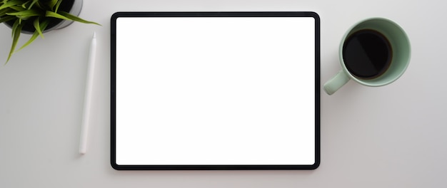빈 화면 태블릿, 장식 및 커피 컵 작업 영역의 자른 샷
