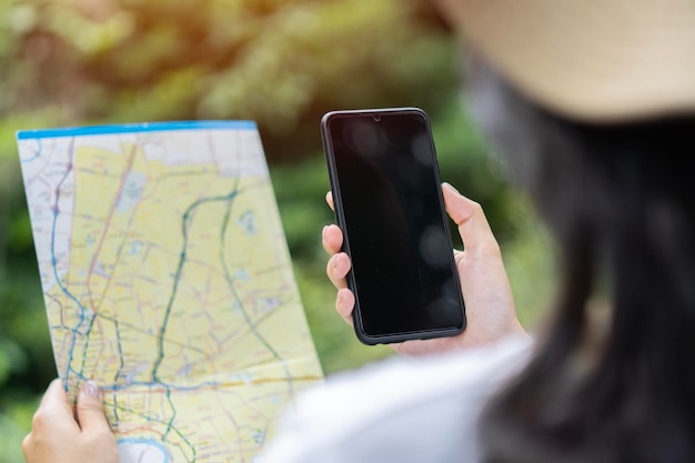 Photo cropped unrecognizable woman traveler using smartphone