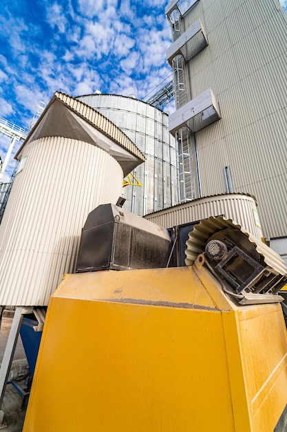 Vista ritagliata dei grandi serbatoi di metallo al granaio. cisterne singole vicino a silos in acciaio industriale. ascensori in zona industriale. avvicinamento