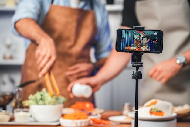 Foto vista ritagliata di influenti chef che presentano un rotolo di insalata fresco vendibile.