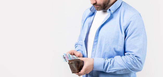 Обрезанный вид человека с наличными банкнотами фото человека с наличными деньгами