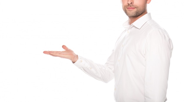 Фото Обрезанное мнение бизнесмена, указывая рукой на копией пространства, изолированные на белом