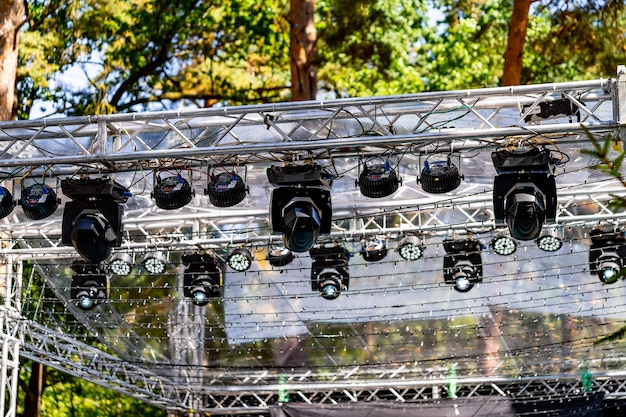 이벤트 준비 및 콘서트 야외 개념을 위해 높이에 조명이 있는 금속 구조 부분의 자른 보기