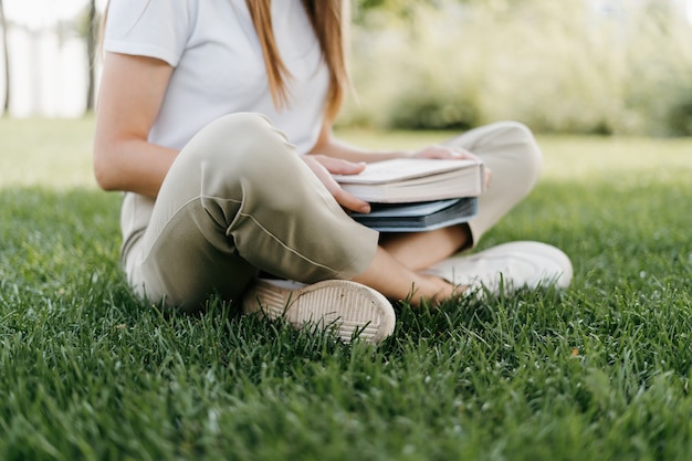 本でトリミングされた若い学生の女性