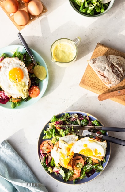 Croque Madame met ham, gesmolten emmental, gebakken ei en bechamel.