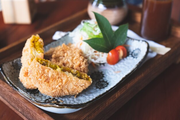 クロケットは、テーブルの半分と野菜をカット