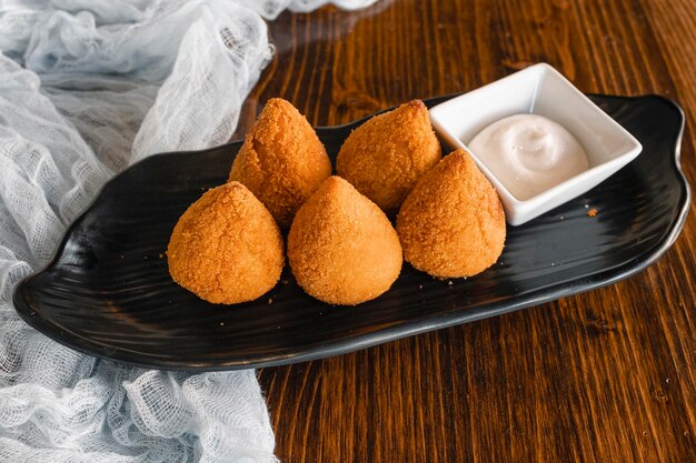 튀긴 칠리와 브라질 애피타이저 Coxinha de frango로 속을 채운 고로케