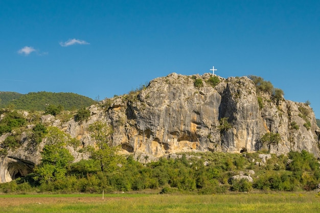 Крест на фоне горных вершин