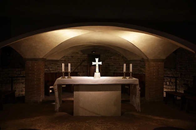 Foto croce e candele sull'altare in chiesa