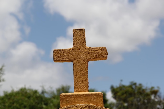 Photo cross in cemetery against sky