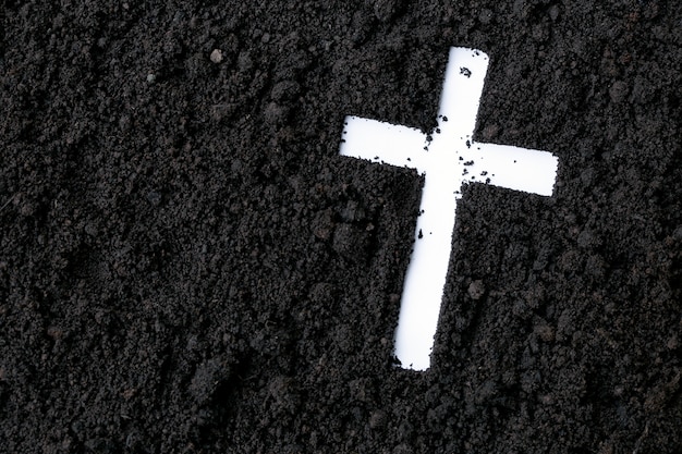 Foto croce o crocefisso fatti di cenere, polvere o sabbia. mercoledì delle ceneri. prestato. religione cristiana