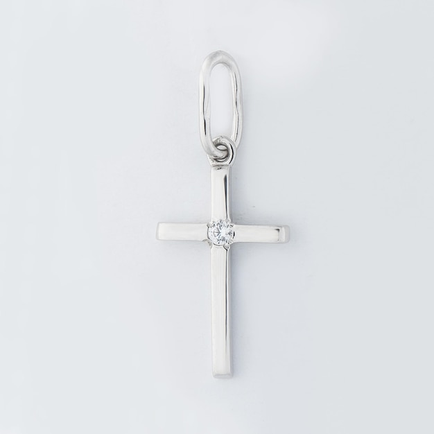 Крест бриллиантовый кулон ожерелье драгоценный камень, изолированные на белом фоне