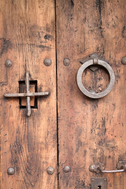 Крест и ручка на деревянной входной двери