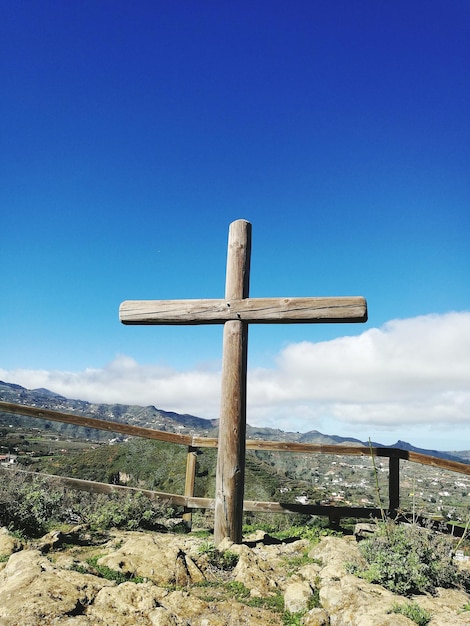 Croce sul paesaggio contro il cielo blu