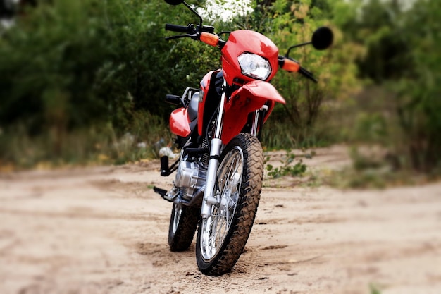 Cross Motor Op Standaard Op Een Grond Weg Vooraanzicht