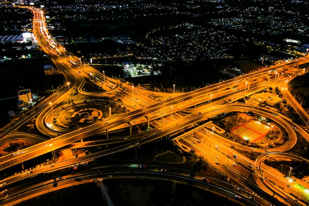 Фото Пересечение автомагистрали транспортной развязки дороги в город ночью