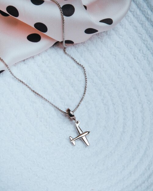 Ожерелье с крестом на столе лежит на столе.