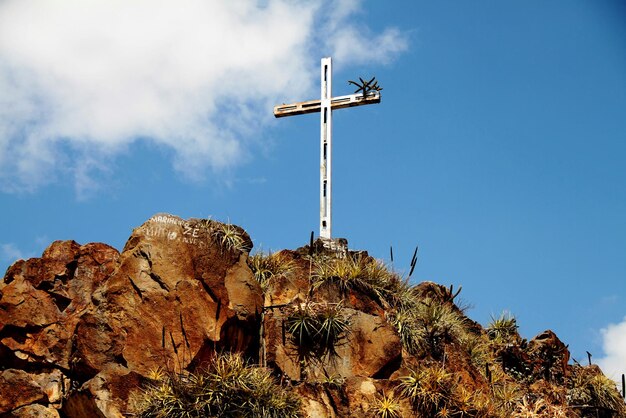 Foto croce sulla roccia