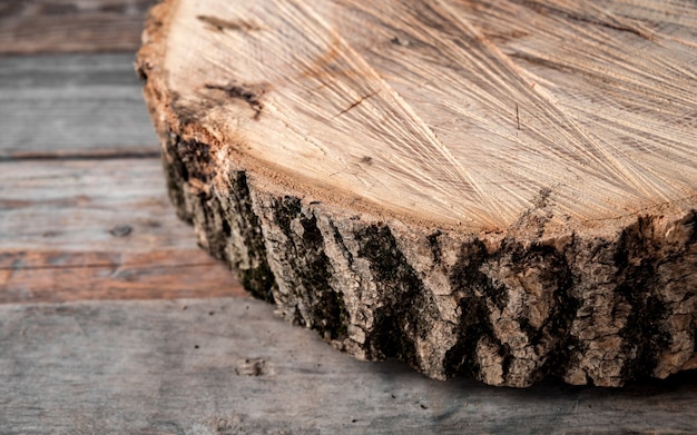Фото Поперечное сечение большого старого дерева на деревенском столе.