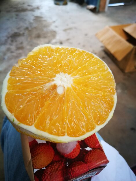 Photo cross section of orange fruit outdoors