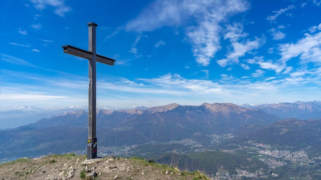 Photo cross at the top of a mountain in the swiss alps