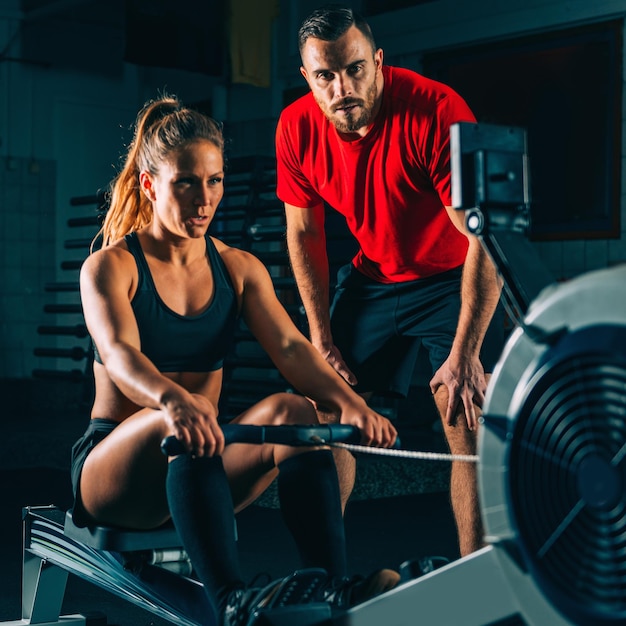 Cross training Jonge atleten oefenen op roeimachine