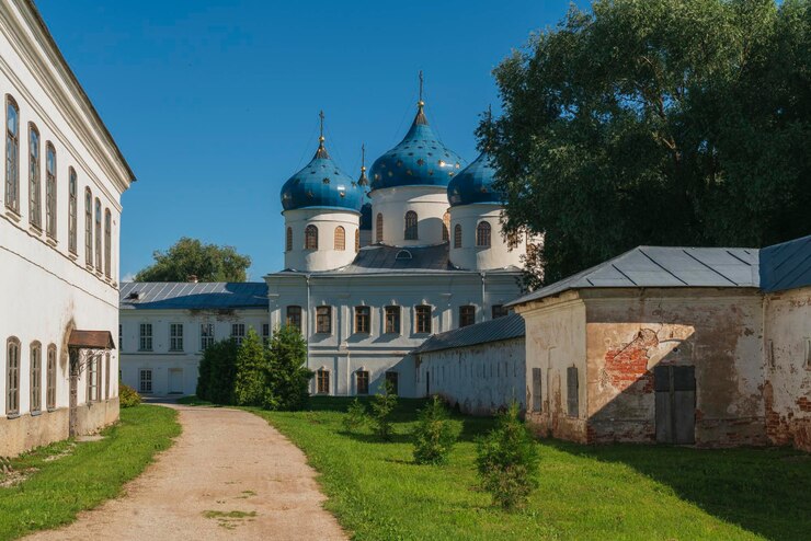 Cross verheffing kathedraal van St George Yuryev klooster op zonnige zomerdag Veliky Novgorod Rusland
