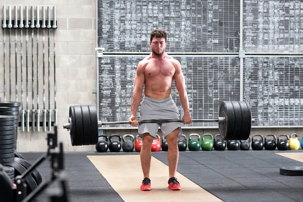 Atleta di crossfit che fa un deadlift