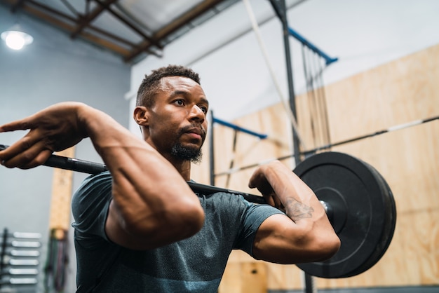 Crossfit athlete doing exercise with a barbell.