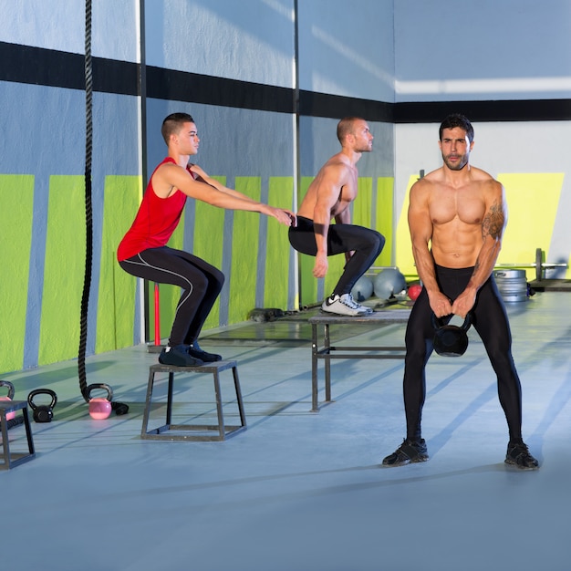 Crossfitボックスジャンプ人グループとケトルベル男