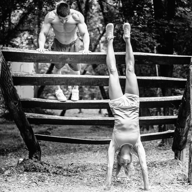 公園で運動をしているクロスフィットカップル