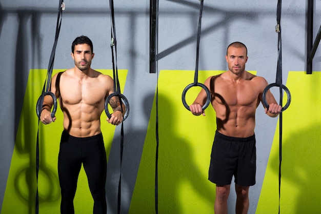 체육관에서 Crossfit 딥 링 두 남자 운동