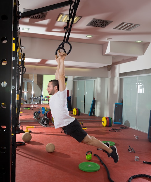 Crossfitフィットネスディップリングスイングエクササイズ男ワークアウト