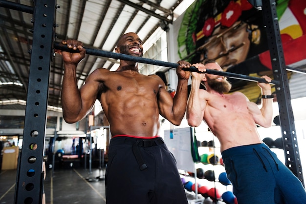 Группа Crossfit в спортзале