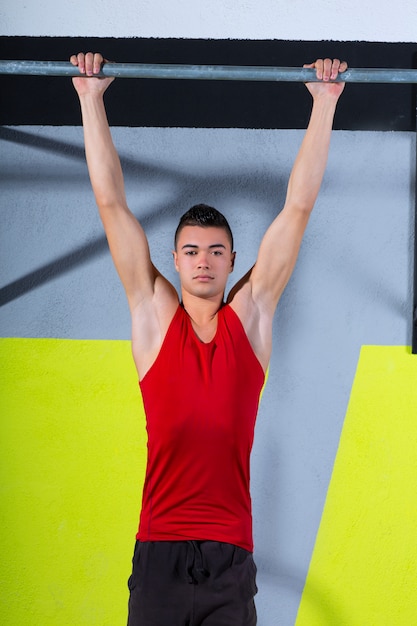 Crossfit tenen om jonge man pull-ups te stoppen met 2 bars trainen