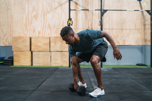 Crossfitatleet die oefening met domoor doen.