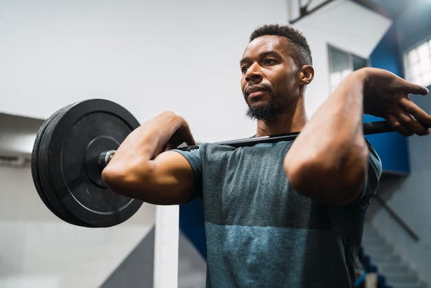 Crossfitatleet die oefening met een barbell doen.