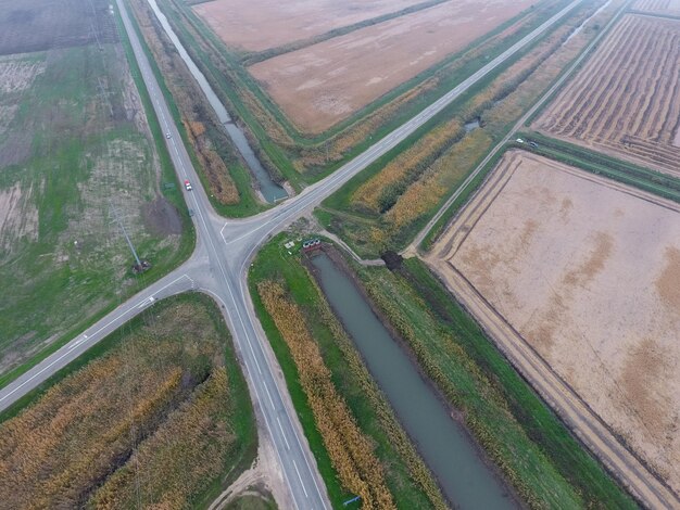 Photo crossroads paved roads through the fields view from above