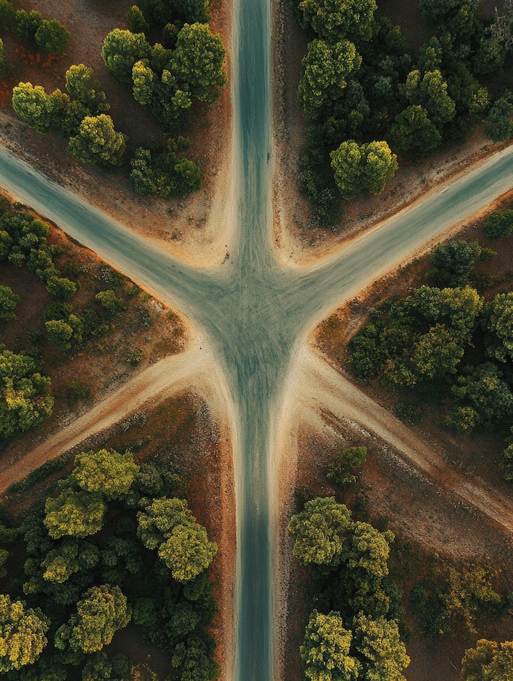 Photo a crossroads with trees in the background