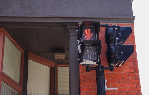 Photo a crosswalk light with a red hand on it