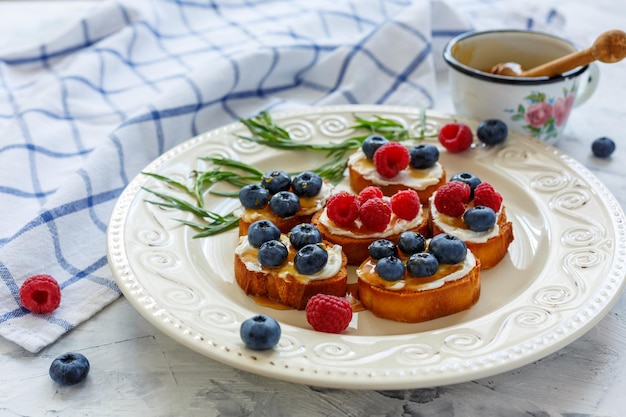 Crostini met ricottabessen en honing