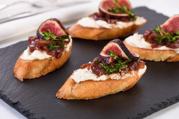 Crostini met uienjam vijgen en kaas