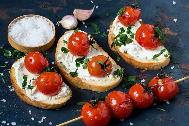 Crostini with cottage cheese and grilled tomatoes