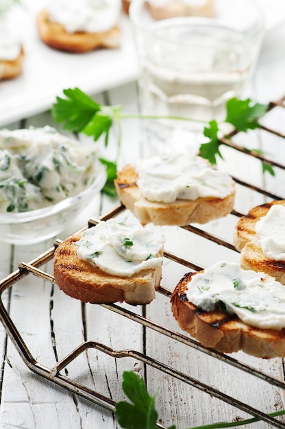 Crostini with cottage cheese and parsley