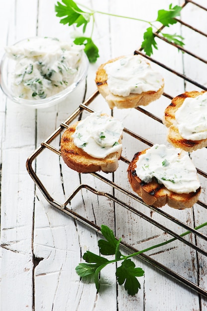 Crostini con ricotta e prezzemolo