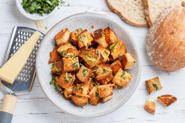 Croutons met kruiden knoflook en kaas