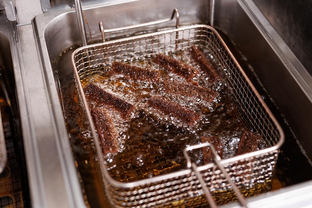 Croutons stukjes brood worden gebakken in een grote hoeveelheid olie diep gebakken