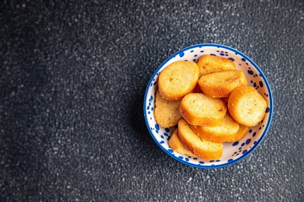 croutons voor salade gedroogd brood gearomatiseerde maaltijd voedsel snack op tafel kopie ruimte voedsel achtergrond