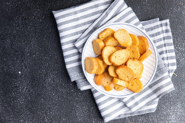 croutons voor salade gedroogd gearomatiseerd brood verse gezonde maaltijd voedsel snack op tafel kopie ruimte voedsel